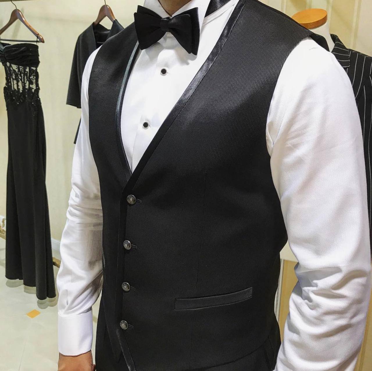 Проба за костюм по поръчка — прецизна настройка на силуета