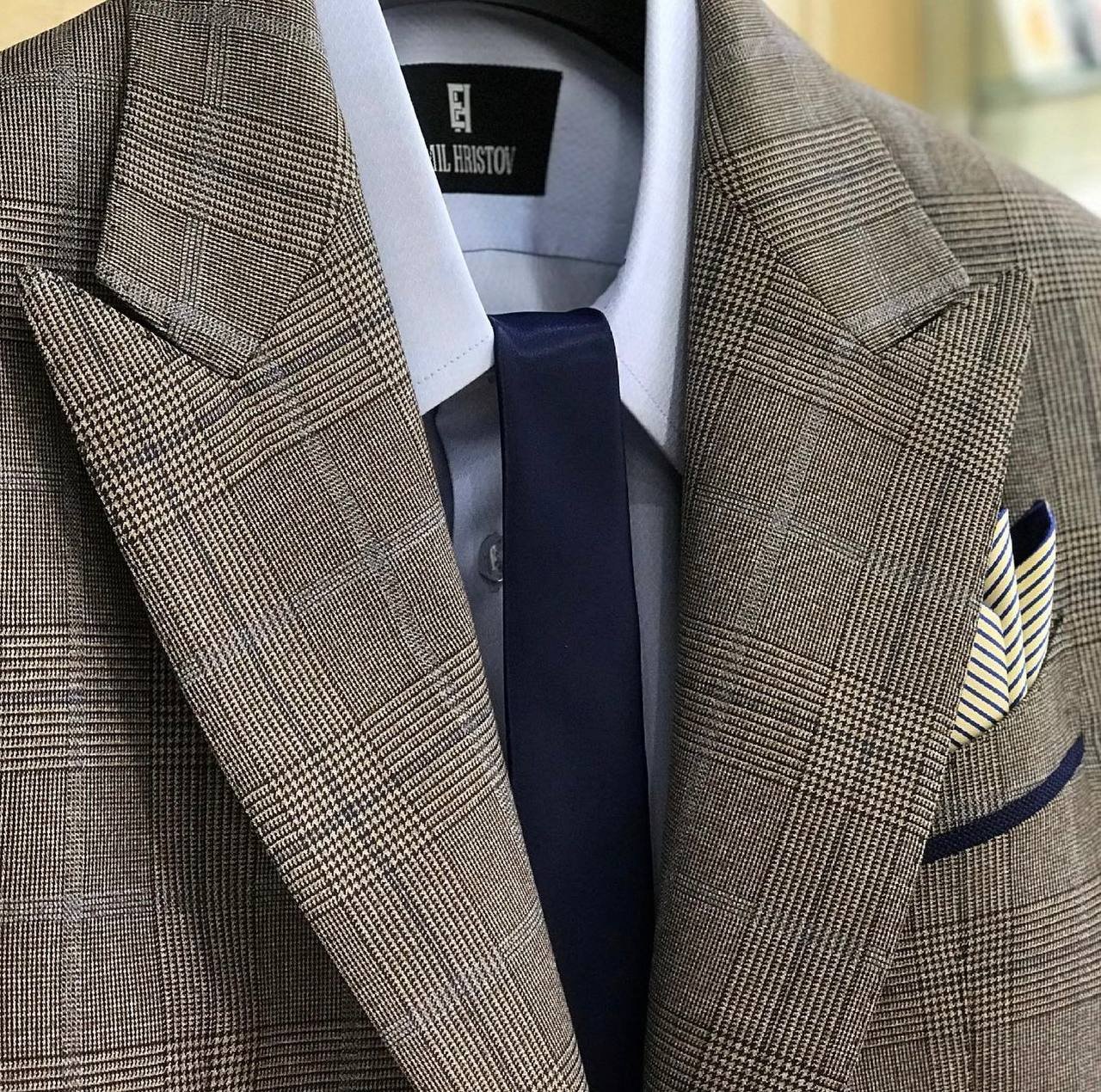 Детайл на костюм по поръчка — финиш и линия