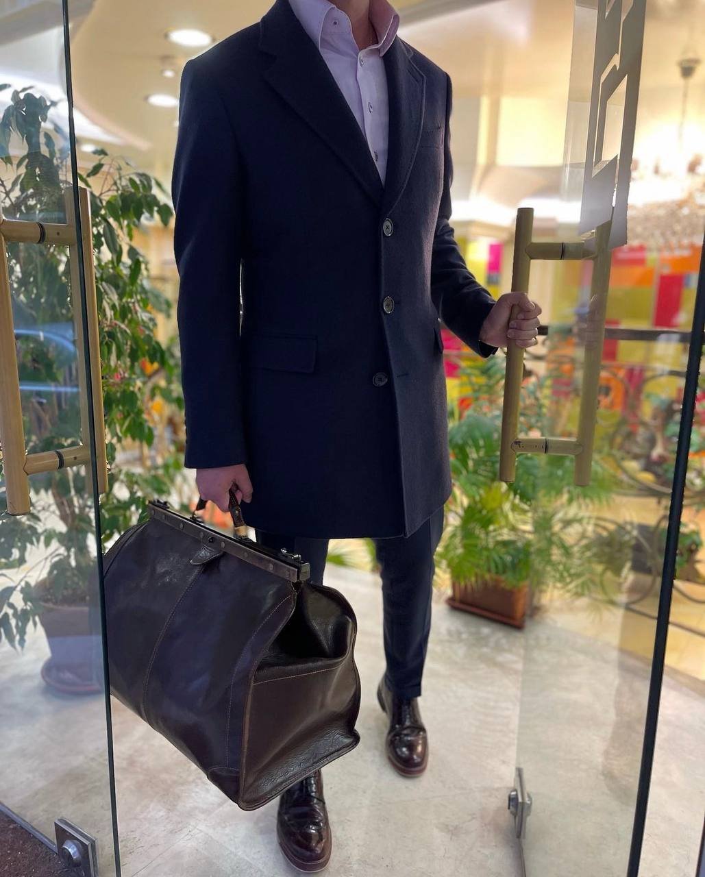 Клиент на Atelier & Boutiques EMIL HRISTOV с костюм и пътна чанта